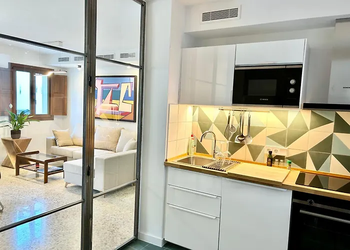 Junto A La Mezquita Y El Guadalquivir *