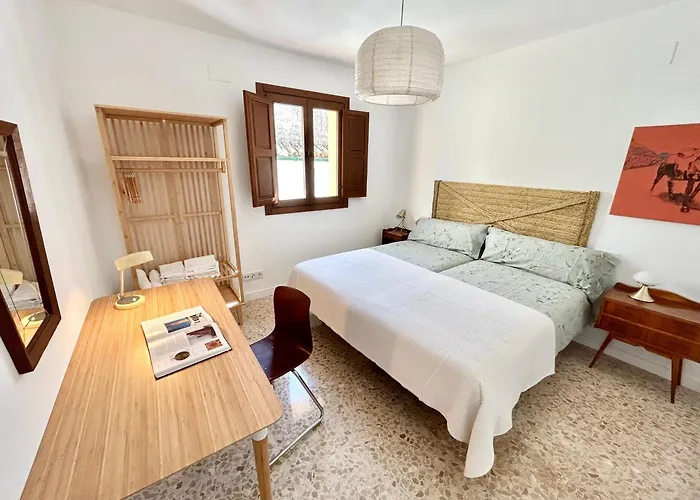 Junto A La Mezquita Y El Guadalquivir