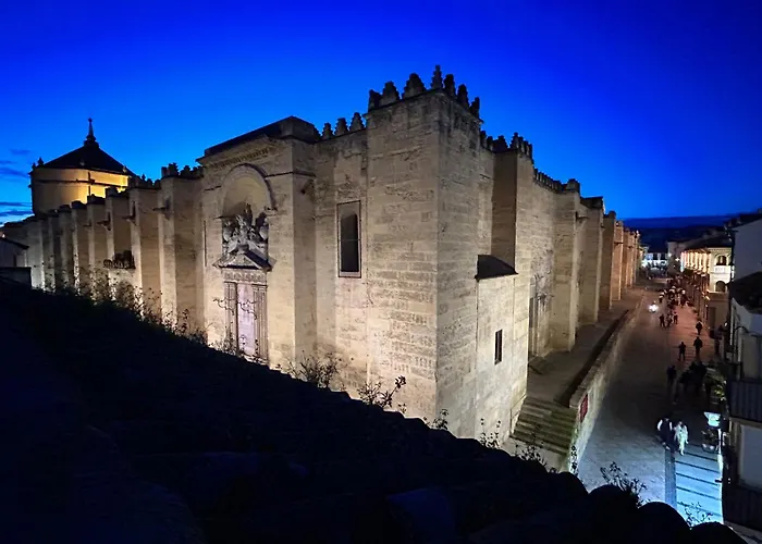 Junto A La Mezquita Y El Guadalquivir *