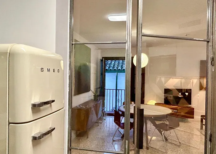 Junto A La Mezquita Y El Guadalquivir