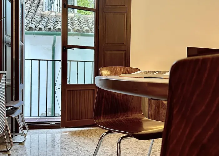 Junto A La Mezquita Y El Guadalquivir