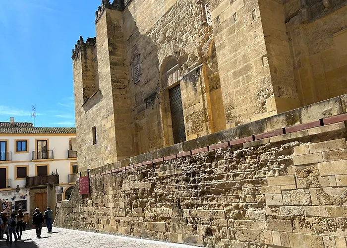 Junto A La Mezquita Y El Guadalquivir