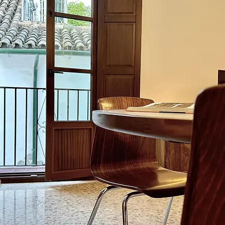 Junto A La Mezquita Y El Guadalquivir