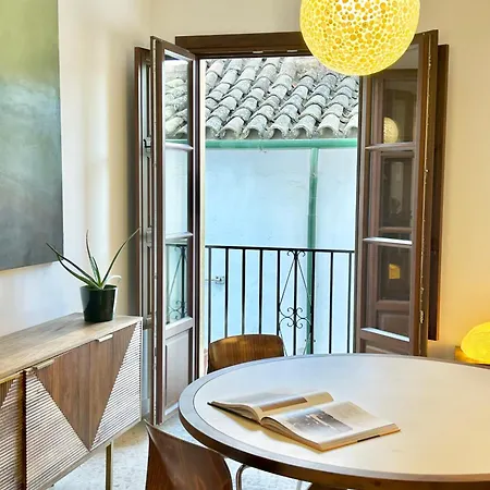 Junto A La Mezquita Y El Guadalquivir *