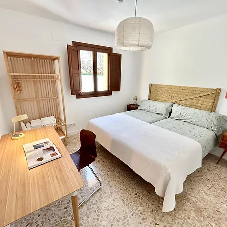 Junto A La Mezquita Y El Guadalquivir